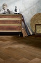 Vorschaubild MEISTER Lindura-Holzboden HS 500 Fischgrätformat Eiche classic olivgrau Vintage-Struktur, gebürstet 8926 - ultramattlackiert